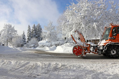 Im südlichen Deutschland Winter-Alltag: Räumfahrzeuge bei der Arbeit
