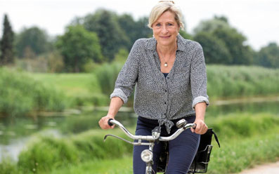Sie braucht keine Verkehrswende: Landrätin Dagmar Schulz fährt Fahrrad.