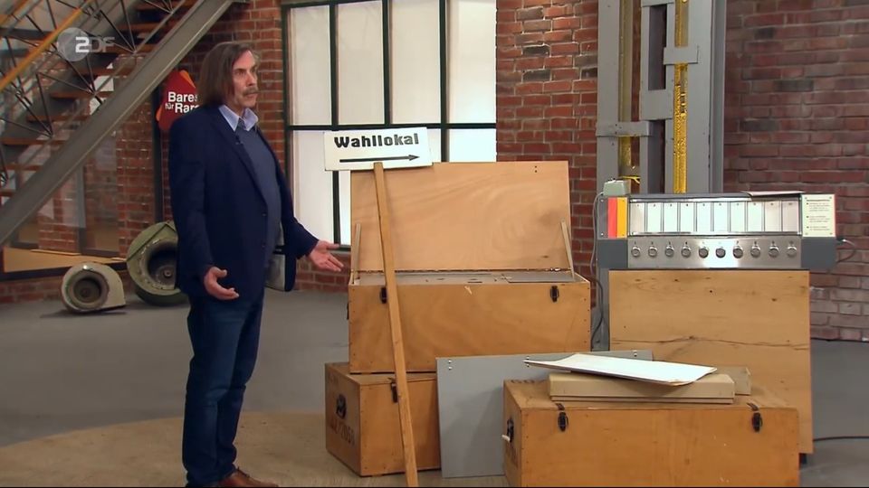 Nobby Morkes präsentiert seine alten Wahlmaschinen in der Trödelshow Bares für Rares