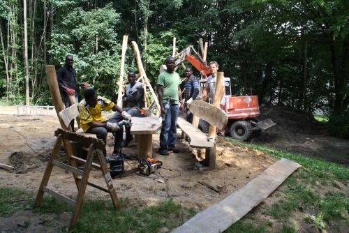 Hebertshausen: Flüchtlinge helfen beim Spielplatzbau