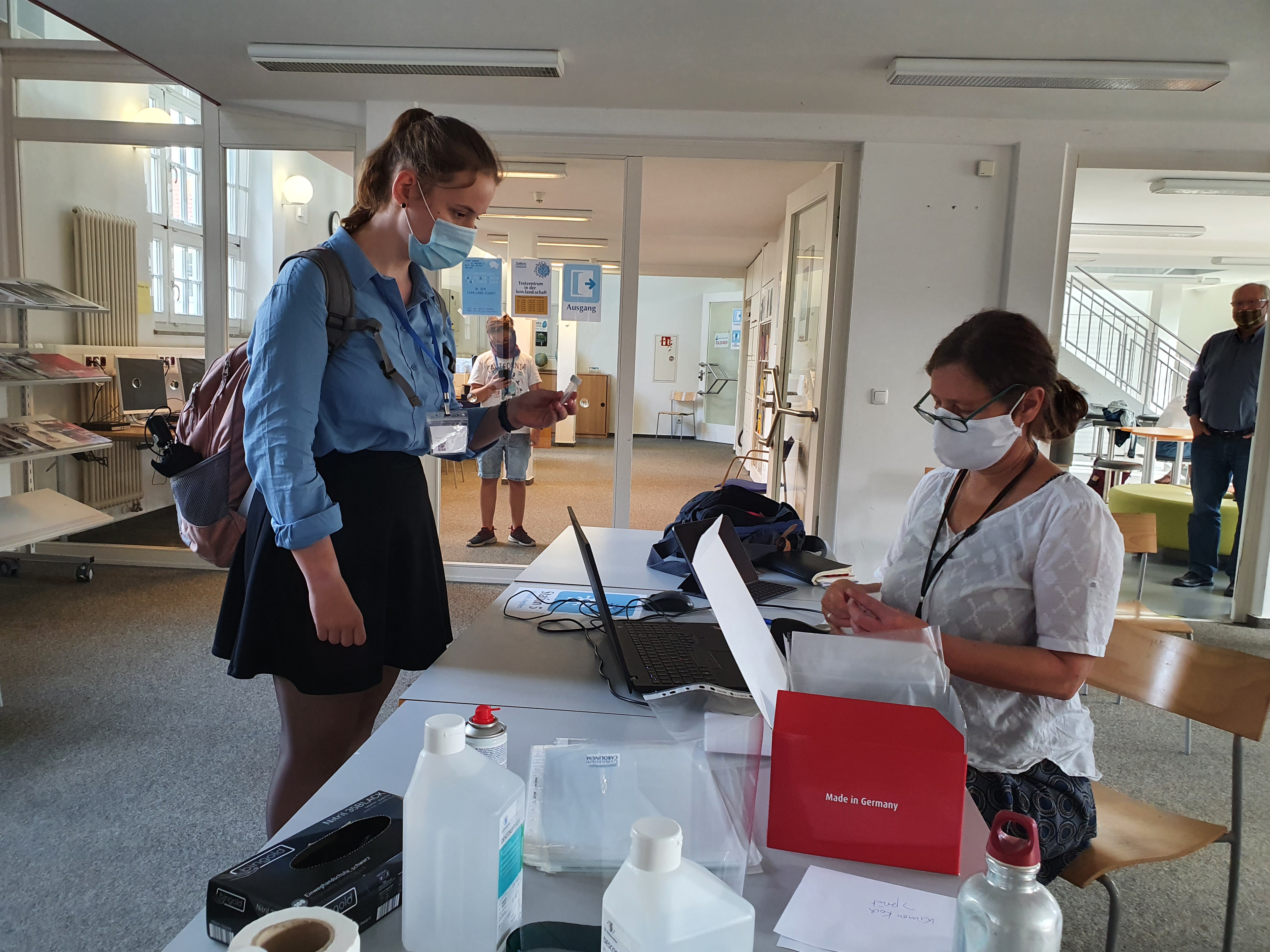 Schülerin bei der Abgabe des Corona-Tests