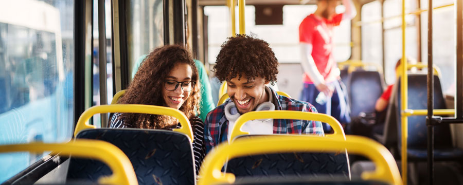 Jugendliche in einem Bus des Nahverkehr
