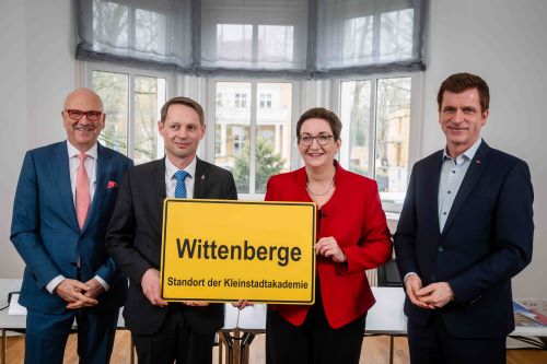 Gruppenbild bei Bekanntgabe des Standorts Wittenberge für die Kleinstadtakademie