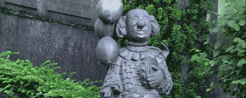 Dass auf Kölner Friedhöfen ein Bedarf nach karnevalitischen Bestattungen besteht, sieht man heute schon auf dem Melaten-Friedhof.