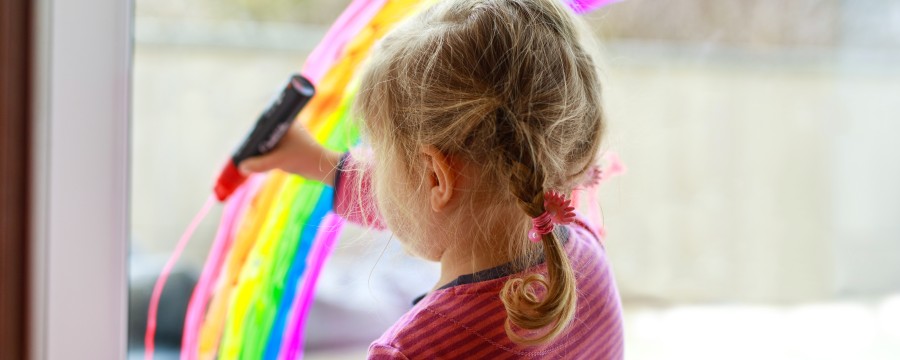 Kita-Kind malt Regenbogen