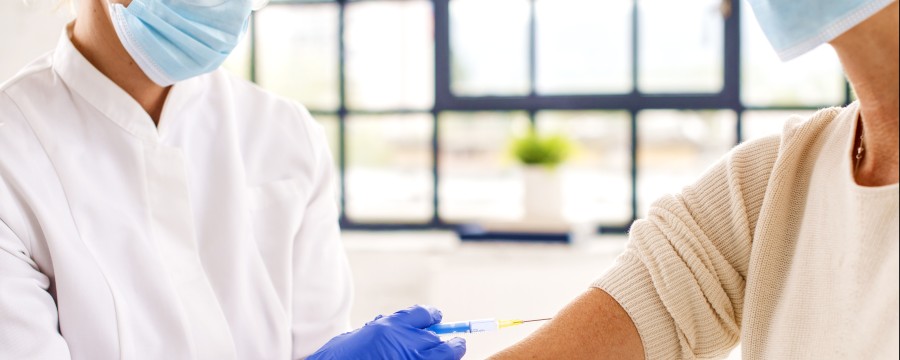 Neue Impfverordnung - eine Frau wird geimpft