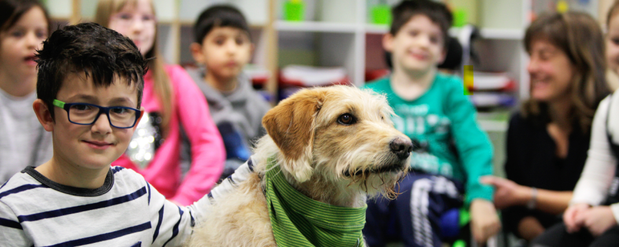 Kinder an der Franz-Leuninger-Schule mit Hund