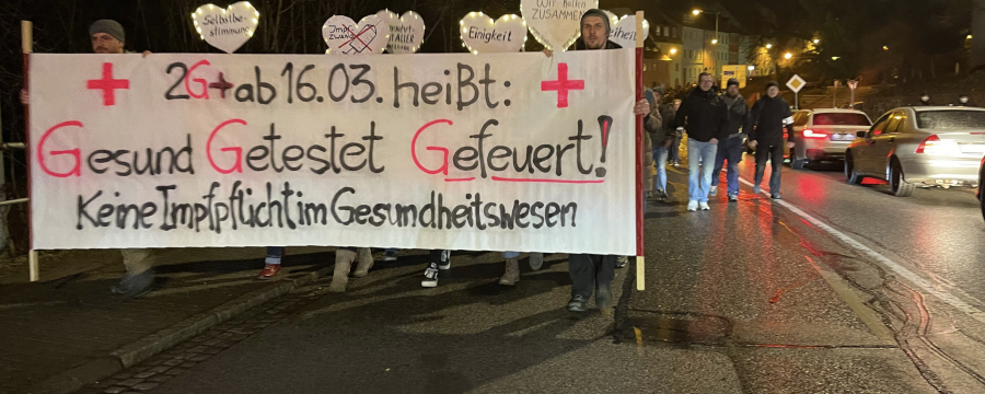 In Bautzen haben am Montagabend mehr als 3000 Menschen gegen die Impfpflicht protestiert - der Vize-Landrat kündigte an, die Impfpflicht vor Ort nicht umzusetzen 
