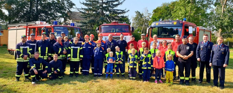 Gruppenfoto der Kinder und Jugendlichen der Feuerwehr Dornbock