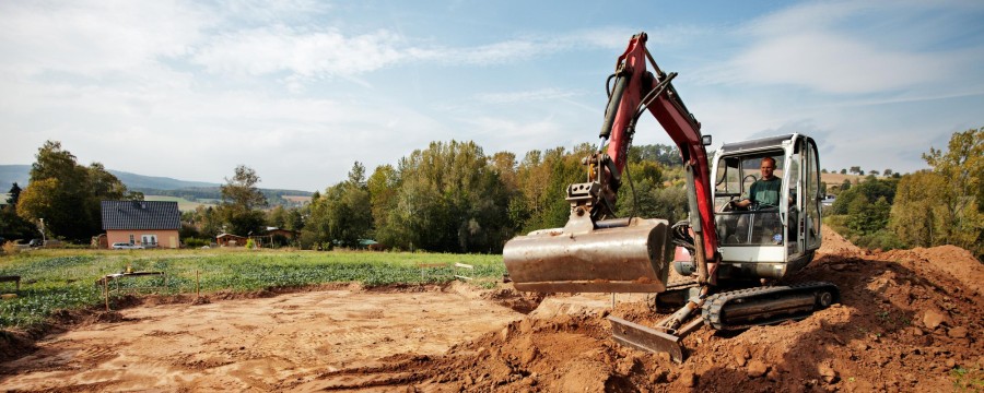 Bagger auf künftigem Bauland