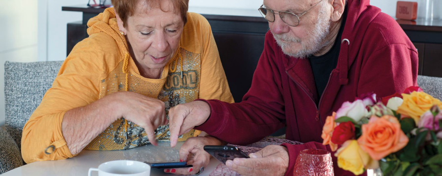 Digitalbotschafter hilft Seniorin bei Bedienung des Smartphones