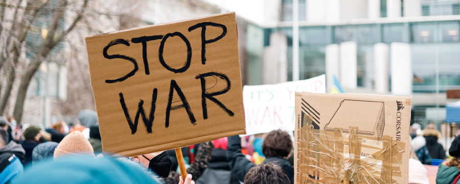 Demo gegen den Krieg Stop-War-Schild