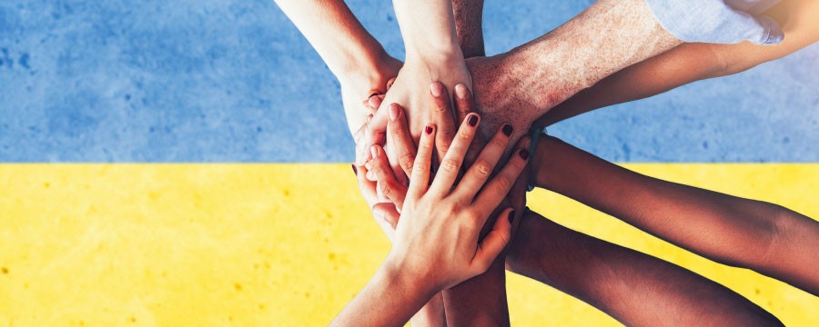 Hände vor Farben der Ukraine