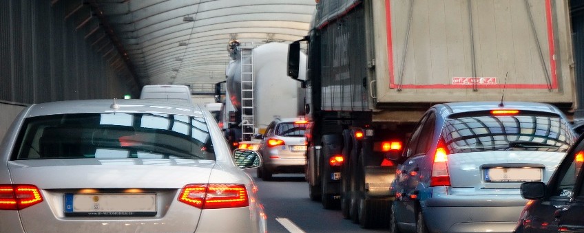 Staus, wie hier auf dem Kölner Autobahnring, sind in Großstädten Alltag - wie Verkehrsplanung helfen kann