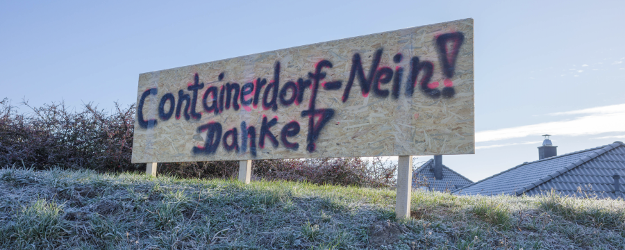 In der Asylpolitik wird die Kritik der Bürgermeister immer lauter - und immer mehr Anwohner protestieren, wie hier gegen ein geplantes Containerdorf im Dorf Upahl in Mecklenburg-Vorpommern
