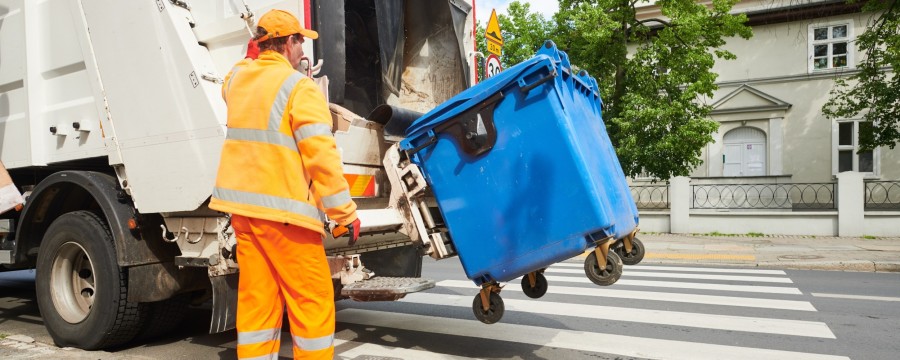 Rund 3600 Euro verdient ein Müllwagenfahrer im öffentlichen Dienst laut Tarifabschluss künftig - ein Plus von knapp 400 Euro