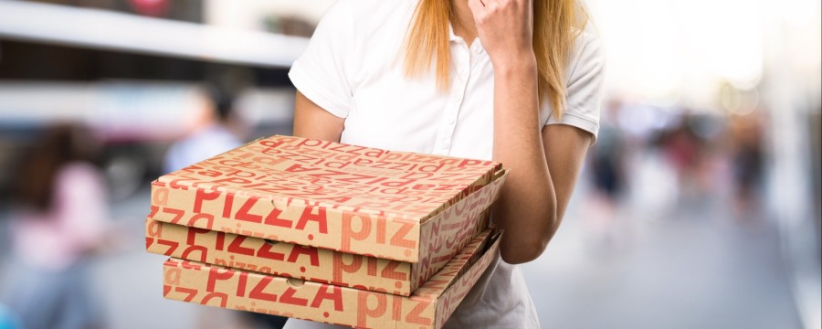 Viele Kommunen haben Interesse an der Einführung einer Verpackungssteuer - erste Kommunen wollen sie auch auf Pizzakartons und Co ausdehnen - ein Überblick
