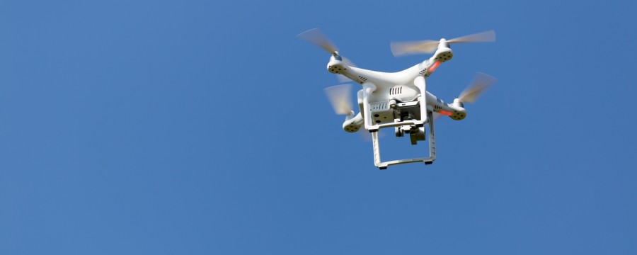 Drohne am blauen Himmel