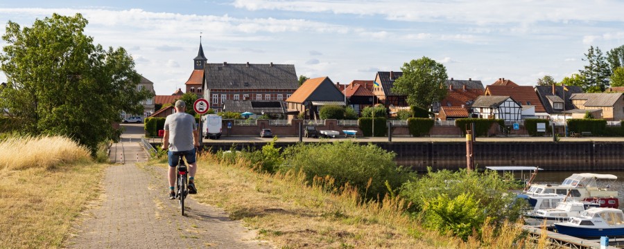 Schnackenburg Radfahrer an der Elbe