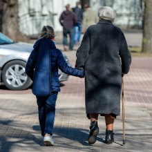 Eine Rentnerin ist mit ihrer Enkeltochter unterwegs.