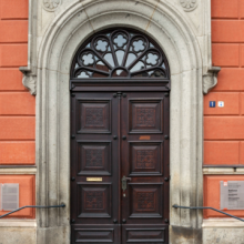 An der Rathaustür sollte mit Parteipolitik Schluss sein - das stärkt das Vertrauen, wie eine aktuelle Forsa-Studie zeigt...symbolhaft hier das Rathaus von Kamenz