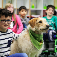 Kinder an der Franz-Leuninger-Schule mit Hund