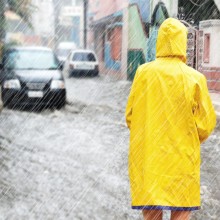 Überschwemmung, Regen, Frau im Hochwasser