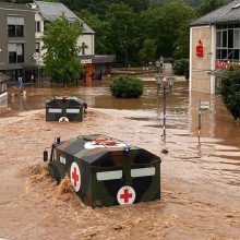 Überschwämmte Straße. Bundeswehrfahrzeuge im Hochwasser