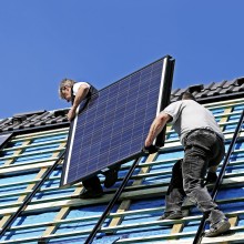 Solarzellen auf dem Dach werden angebracht.