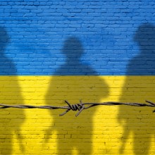 Krieg in der Ukraine Fahne Soldaten Stacheldraht