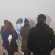 Flüchtende Menschen von hinten