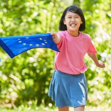 Kinder tragen die Europaflagge 