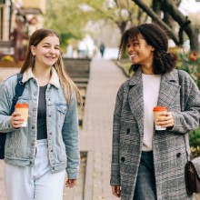 Zwei Frauen gehen spazieren