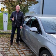 Bürgermeister vor E-Ladestelle