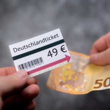 49-Euro-Ticket und 50 Euro Schein