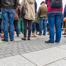 Menschen warten auf Einlass öffentliche Sitzung