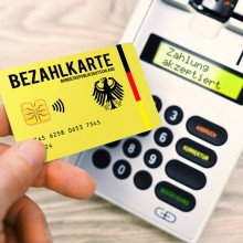 Die Bezahlkarte für Flüchtlinge gleicht noch immer einem Flickenteppich - trotz Mindeststandards gibt es große Unterschiede in den Landkreisen und Städten