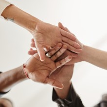 Vier Händer zusammen