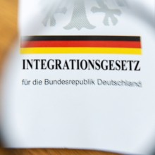 Die Arbeitspflicht für Flüchtlinge bleibt umstritten - wird aber von immer mehr Kreisen eingeführt - wir zeigen die Argumente und die rechtlichen Rahmenbedingungen