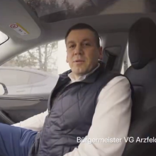 Tesla darf in einem Landkreis bereits ohne Fahrer unterwegs sein - der Bürgermeister spricht von einer "echten Verkehrswende"