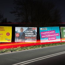 In Frankfurt waren besonders viele Wahlplakate rund um die Kommunalwahlen zu sehen - gewählt wurde insgesamt in 421 Städten und Gemeinden - die Ergebnisse brachten zahlreiche Überraschungen